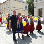 27.05.2023. Kielce. Przemarsz barwnego korowodu zespołów ludowych sprzed pomnika Henryka Sienkiewicza do parku miejskiego / Fot. Wiktor Taszłow - Radio Kielce