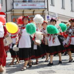 27.05.2023. Kielce. Przemarsz barwnego korowodu zespołów ludowych sprzed pomnika Henryka Sienkiewicza do parku miejskiego / Fot. Wiktor Taszłow - Radio Kielce