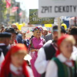 27.05.2023. Kielce. Przemarsz barwnego korowodu zespołów ludowych sprzed pomnika Henryka Sienkiewicza do parku miejskiego / Fot. Wiktor Taszłow - Radio Kielce