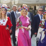 27.05.2023. Kielce. Przemarsz barwnego korowodu zespołów ludowych sprzed pomnika Henryka Sienkiewicza do parku miejskiego / Fot. Wiktor Taszłow - Radio Kielce