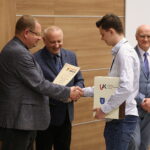 27.05.2023. Kielce. 36. Ogólnopolski Konkursu Wiedzy Anatomicznej „Scapula Aurea”. Na zdjęciu (od lewej): prof. Janusz Moryś - prezes Polskiego Towarzystwa Anatomicznego, prof. Jerzy Walocha - wiceprezes PTA, Marcin Florek - student UJK, pierwsze miejsce, prof. Stanisław Głuszek - rektor UJK / Fot. Wiktor Taszłow - Radio Kielce