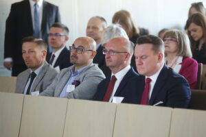 29.05.2023. Kielce. VI ogólnopolska konferencja naukowa z cyklu: Wyzwania rozwojowe Polski w Europie. Na zdjęciu (od lewej): Marcin Chłodniki - zastępca prezydenta Kielc, Mariusz Goraj - prezes Fundacji Instytut Świętokrzyski, Piotr Wawrzyk - wiceminister spraw zagranicznych, europoseł Dominik Tarczyński / Fot. Wiktor Taszłow - Radio Kielce