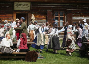 29.05.2023. Tokarnia. Dzień otwarty dla mediów na planie filmu o Kargulu i Pawlaku / Fot. Wiktor Taszłow - Radio Kielce