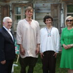 29.05.2023. Tokarnia. Dzień otwarty dla mediów na planie filmu o Kargulu i Pawlaku. Na zdjęciu (od lewej): Andrzej Bętkowski - marszałek województwa, Karol Dziuba, Adam Bobik i Renata Janik - wicemarszałek województwa. / Fot. Wiktor Taszłow - Radio Kielce