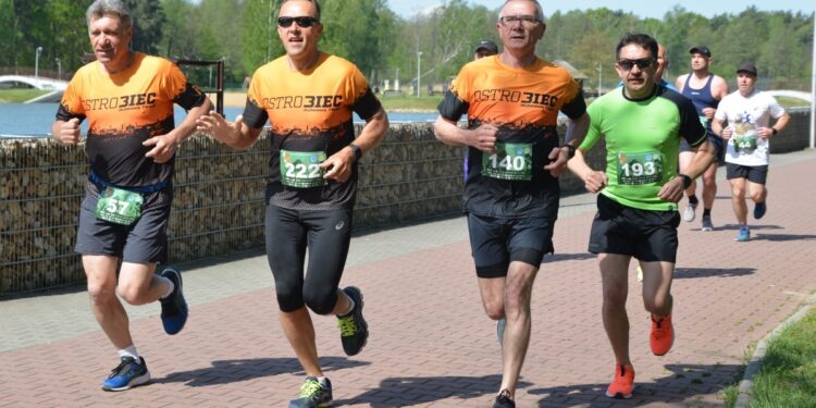 Dominika Łukasiewicz i Sylwester Lepiarz najszybsi. MosirGutwinRun 2023 rozpoczęty