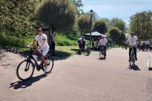 Aktorzy będąc w Sandomierzu pożyczają rower Ojca Mateusza