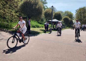 Aktorzy będąc w Sandomierzu pożyczają rower Ojca Mateusza