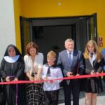 30.05.2023. Ostrowiec Świętokrzyski. Otwarcie nowego kompleksu dydaktycznego przy Katolickim Zespole Edukacyjny. Na zdjęciu (pierwszy z prawej): senator Jarosław Rusiecki, (trzeci z prawej): poseł Andrzej Kryj / Fot. Andrzej Kryj - Facebook