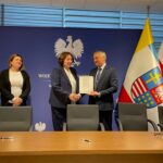 09.05.2023. Kielce. NA zdjęciu (od lewej): Iwona Kumor - kierownik działu finansowo-księgowego Miejskiego Ośrodka Pomocy Rodzinie w Kielcach, Magdalena Gościniewicz - dyrektor Miejskiego Ośrodka Pomocy Rodzinie w Kielcach, Zbigniew Koniusz wojewoda świętokrzyski / Fot. Daniel Czwartosz - Radio Kielce