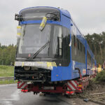 19.05.2023. Cedzyna. S74/DK74. Specjalistyczny pojazd ciężarowy utknął na rondzie / Fot. Piotr Kwaśniewski – Radio Kielce