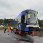 19.05.2023. Cedzyna. S74/DK74. Specjalistyczny pojazd ciężarowy utknął na rondzie / Fot. Piotr Kwaśniewski – Radio Kielce