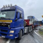 19.05.2023. Cedzyna. S74/DK74. Specjalistyczny pojazd ciężarowy utknął na rondzie / Fot. Piotr Kwaśniewski – Radio Kielce