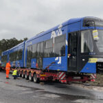 Wielkogabarytowy transport zablokował rondo w Cedzynie