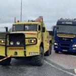 19.05.2023. Cedzyna. S74/DK74. Specjalistyczny pojazd ciężarowy utknął na rondzie / Fot. Piotr Kwaśniewski – Radio Kielce