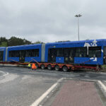 19.05.2023. Cedzyna. S74/DK74. Specjalistyczny pojazd ciężarowy utknął na rondzie / Fot. Piotr Kwaśniewski – Radio Kielce