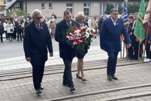 03.05.2023. Starachowice. Obchody 232. rocznicy uchwalenia Konstytucji 3 Maja. Na zdjęciu (od lewej): Stanisław Wojton - członek zarządu powiatu starachowickiego, Piotr Ambroszczyk - starosta starachowicki, Bożena Wrona - przewodnicząca rady powiatu starachowickiego, Dariusz Dąbrowski - wicestarosta starachowicki / Fot. Anna Głąb - Radio Kielce