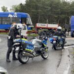 19.05.2023. Cedzyna. S74/DK74. Specjalistyczny pojazd ciężarowy utknął na rondzie / Fot. Piotr Kwaśniewski – Radio Kielce