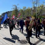 01.05.2023. Kielce. Pochód pierwszomajowy. Na zdjęciu (drugi z prawej): Henryk Milcarz - prezes Wodociągów Kieleckich / Fot. Daniel Czwartosz - Radio Kielce