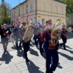 01.05.2023. Kielce. Pochód pierwszomajowy. Na zdjęciu (drugi z prawej): Henryk Milcarz - prezes Wodociągów Kieleckich / Fot. Daniel Czwartosz - Radio Kielce