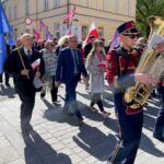 01.05.2023. Kielce. Pochód pierwszomajowy. Na zdjęciu (drugi z prawej): Henryk Milcarz - prezes Wodociągów Kieleckich / Fot. Daniel Czwartosz - Radio Kielce