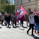 01.05.2023. Kielce. Pochód pierwszomajowy. Na zdjęciu (drugi z prawej): Henryk Milcarz - prezes Wodociągów Kieleckich / Fot. Daniel Czwartosz - Radio Kielce