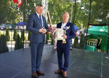 Roman Popis, Mistrz Wojewódzki konkursu Agroliga 2022 w kategorii "Rolnik" (z prawej) odebrał nagrodę z rąk dyrektora ŚODR Modliszewice Jerzego Pośpiecha / Fot. ŚODR Modliszewice