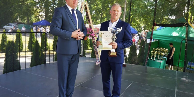 Roman Popis, Mistrz Wojewódzki konkursu Agroliga 2022 w kategorii "Rolnik" (z prawej) odebrał nagrodę z rąk dyrektora ŚODR Modliszewice Jerzego Pośpiecha / Fot. ŚODR Modliszewice