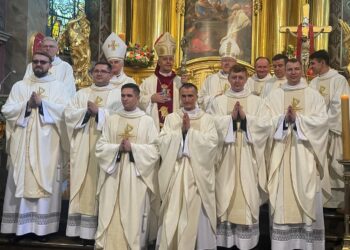 Najmłodsi księża w diecezji kieleckiej skierowani na pierwsze parafie. Gdzie będą pracować?