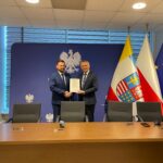 09.05.2023. Kielce. Ma zdjęciu (od lewej): Michał Maroński -zastępca burmistrza miasta i gminy Busko Zdrój, Zbigniew Koniusz - wojewoda świętokrzyski / Fot. Daniel Czwartosz - Radio Kielce