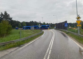 Wielkogabarytowy transport zablokował rondo w Cedzynie