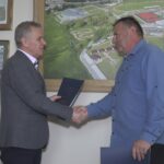 18.05.2023. Pińczów. Podpisanie umowy na budowę asfaltowej drogi gminnej między Pińczowem, a Pasturką. Na zdjęciu (od lewej): Włodzimierz Badurak - burmistrz Pińczowa i Sławomir Piotrowski - wykonawca zadania z firmy Poltim / Fot. Marta Gajda-Kruk - Radio Kielce