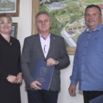 18.05.2023. Pińczów. Podpisanie umowy na budowę asfaltowej drogi gminnej między Pińczowem, a Pasturką. Na zdjęciu (od lewej): Urszula Sroka-Kurek - Urząd Miasta i Gminy w Pińczowie, Włodzimierz Badurak - burmistrz Pińczowa i Sławomir Piotrowski - wykonawca zadania z firmy Poltim / Fot. Marta Gajda-Kruk - Radio Kielce