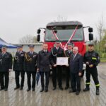 06.05.2023. Widuchowa w gminie Busko-Zdrój. Uroczysty apel na placu OSP. Na zdjęciu z aktem przekazania samochodu. / Fot. Marta Gajda-Kruk - Radio Kielce