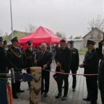 06.05.2023. Widuchowa w gminie Busko-Zdrój. Uroczysty apel na placu OSP. Na zdjęciu otwarcie remizy po rozbudowie. / Fot. Marta Gajda-Kruk - Radio Kielce