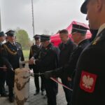 06.05.2023. Widuchowa w gminie Busko-Zdrój. Uroczysty apel na placu OSP. Na zdjęciu otwarcie remizy po rozbudowie. / Fot. Marta Gajda-Kruk - Radio Kielce