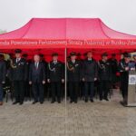 06.05.2023. Widuchowa w gminie Busko-Zdrój. Uroczysty apel na placu OSP. Na zdjęciu (od lewej): Rafał Wiśniewski – szef struktur Prawa i Sprawiedliwości w powiecie buskim, Grzegorz Karwat - komendant powiatowy PSP w Busku-Zdroju, poseł Krzysztof Lipiec, burmistrz Buska-Zdroju Waldemar Sikora, Artur Brachowicz – zastępca świętokrzyskiego komendanta wojewódzkiego PSP, poseł Michał Cieślak, Jerzy Kolarz- starosta buski i druh Janusz Woźniak – prezes jednostki. / Fot. Marta Gajda-Kruk - Radio Kielce