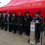 06.05.2023. Widuchowa w gminie Busko-Zdrój. Uroczysty apel na placu OSP. Na zdjęciu (od lewej): Rafał Wiśniewski – szef struktur Prawa i Sprawiedliwości w powiecie buskim, Grzegorz Karwat - komendant powiatowy PSP w Busku-Zdroju, poseł Krzysztof Lipiec, burmistrz Buska-Zdroju Waldemar Sikora, Artur Brachowicz – zastępca świętokrzyskiego komendanta wojewódzkiego PSP, poseł Michał Cieślak, Jerzy Kolarz- starosta buski i druh Janusz Woźniak – prezes jednostki. / Fot. Marta Gajda-Kruk - Radio Kielce