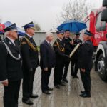 06.05.2023. Widuchowa w gminie Busko-Zdrój. Uroczysty apel na placu OSP. Na zdjęciu gratuluje z racji otrzymania samochodu. / Fot. Marta Gajda-Kruk - Radio Kielce