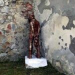 Mała rzeźba zwraca uwagę na duży problem