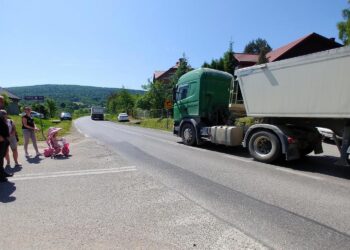 01.06.2023. Dębniak. Mieszkańcy miejscowości po kilkunastu latach oczekiwań będą mieli nową drogę / Fot. Marcin Marszałek - Radio Kielce