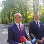 04.06.2023. Nowa droga Czaplów-Lechów. Na zdjęciu (od lewj): Piotr Wawrzyk - wiceminister spraw zagranicznych, Sławomir Kopacz - wójt gminy Bieliny / Fot. Marcin Marszałek - Radio Kielce