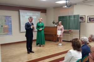 16.06.2023. Kielce. Dzień otwarty w Specjalnym Ośrodku Szkolno-Wychowawczym dla Dzieci i Młodzieży. Na zdjęciu (przemawia): senator Krzysztof Słoń / Fot. Specjalny Ośrodek Szkolno-Wychowawczy dla Dzieci i Młodzieży