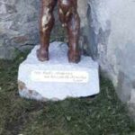 Kielce. Rzeźba Sławomira Micka nawiązująca bezpośrednio do tragedii 8-letniego Kamila z Częstochowy, który zmarł po tym, jak był katowany w rodzinnym domu. Napis „Nie bądź obojętny na krzywdę dziecka” / Fot. Sławomir Micek