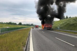 14.06.2023. Skarżysko-Kamienna. Trasa S7. Pożar ciężarówki / Fot. asp. Arkadiusz Zięba KP PSP Skarżysko-Kamienna