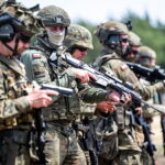 31.05.2023. Toruń. Szkolenie snajperów realizowane w ramach rozpoczętego cyklu szkoleń Terytorialsów z różnych Brygad OT oraz funkcjonariuszy Straży Granicznej i Policji we współpracy z instruktorami Gwardii Narodowej Stanu Illinois / Fot. PAP - Tytus Żmijewski