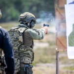 31.05.2023. Toruń. Szkolenie snajperów realizowane w ramach rozpoczętego cyklu szkoleń Terytorialsów z różnych Brygad OT oraz funkcjonariuszy Straży Granicznej i Policji we współpracy z instruktorami Gwardii Narodowej Stanu Illinois / Fot. PAP - Tytus Żmijewski