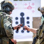 31.05.2023. Toruń. Szkolenie snajperów realizowane w ramach rozpoczętego cyklu szkoleń Terytorialsów z różnych Brygad OT oraz funkcjonariuszy Straży Granicznej i Policji we współpracy z instruktorami Gwardii Narodowej Stanu Illinois / Fot. PAP - Tytus Żmijewski