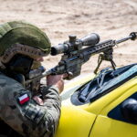 31.05.2023. Toruń. Szkolenie snajperów realizowane w ramach rozpoczętego cyklu szkoleń Terytorialsów z różnych Brygad OT oraz funkcjonariuszy Straży Granicznej i Policji we współpracy z instruktorami Gwardii Narodowej Stanu Illinois / Fot. PAP - Tytus Żmijewski