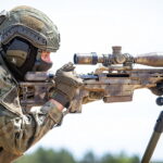 31.05.2023. Toruń. Szkolenie snajperów realizowane w ramach rozpoczętego cyklu szkoleń Terytorialsów z różnych Brygad OT oraz funkcjonariuszy Straży Granicznej i Policji we współpracy z instruktorami Gwardii Narodowej Stanu Illinois / Fot. PAP - Tytus Żmijewski