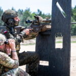 31.05.2023. Toruń. Szkolenie snajperów realizowane w ramach rozpoczętego cyklu szkoleń Terytorialsów z różnych Brygad OT oraz funkcjonariuszy Straży Granicznej i Policji we współpracy z instruktorami Gwardii Narodowej Stanu Illinois / Fot. PAP - Tytus Żmijewski